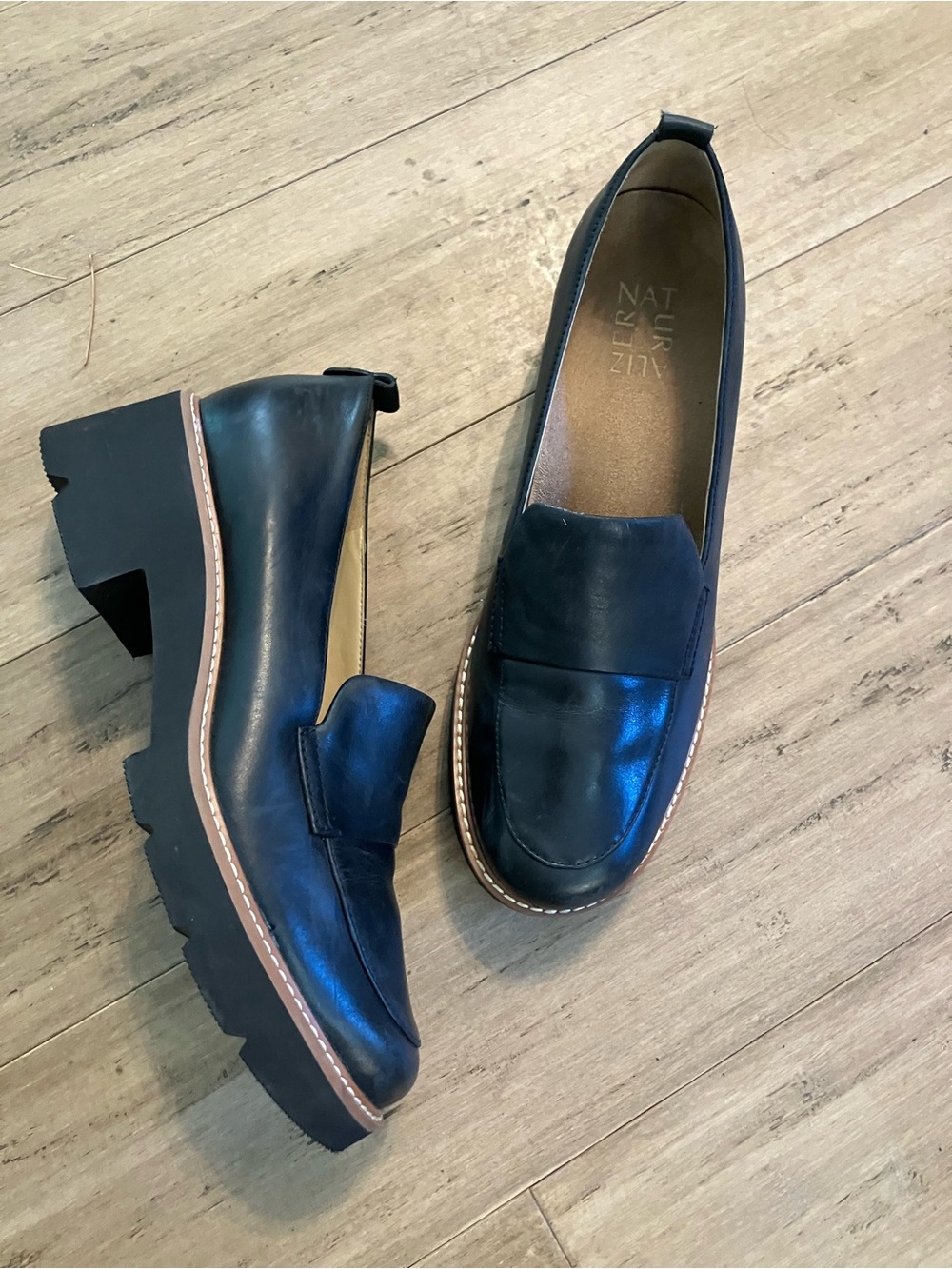 Naturalizer women black leather platform loafers. Size 7.5 like new
